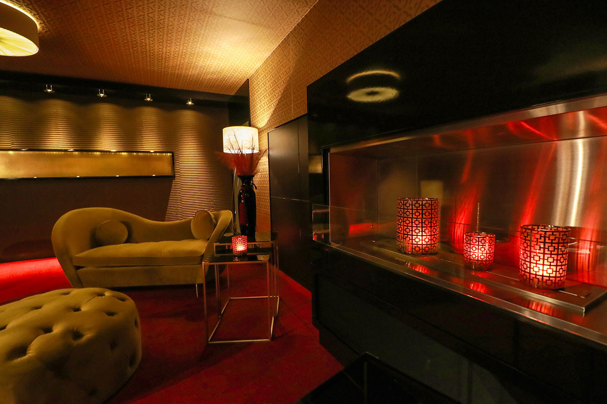 Lounge mit Kamin und Chaiselongue im Hotel Haverkamp