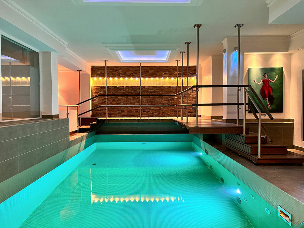 Schwimmbad im Wellnessbereich